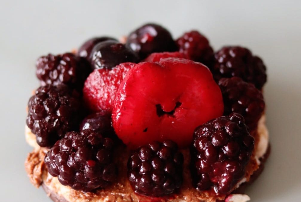 Galleta de arroz con chocolate y frutos rojos