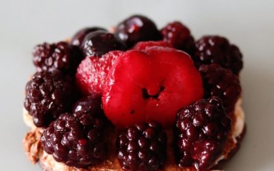 Galleta de arroz con chocolate y frutos rojos